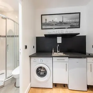 https://near-eiffel-tower-cute-little-studio-apartment.fr-paris.fr
